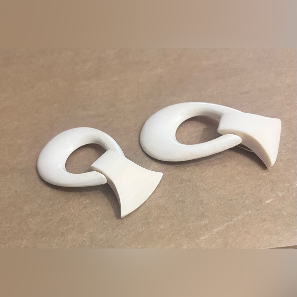 Vintage 1960’s 1970’s  Groovy White Earrings!! - Picture 2 of 5